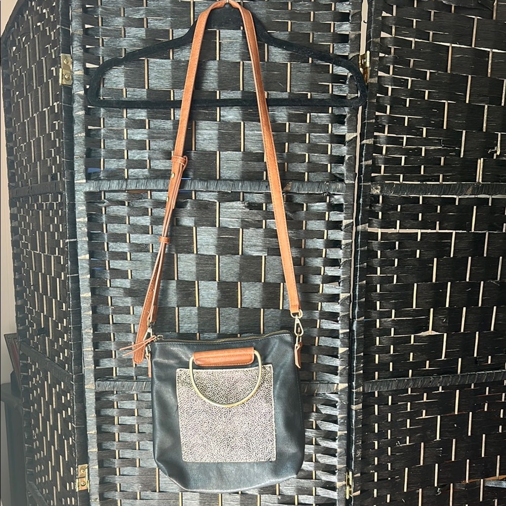 American Threads Black and Tan Crossbody Bag